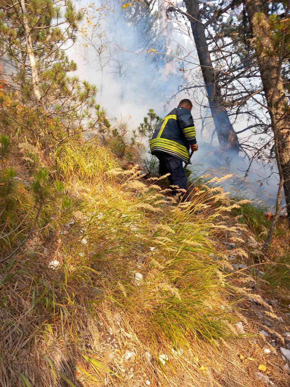 Situata me zjarrin në bjeshkët e Lubeniqit, rajoni i Pejës sot e tri ditë nuk vendoset nën kontrolle